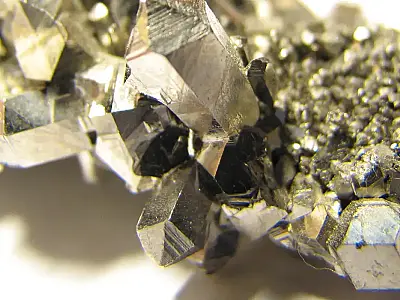 O Brasil avança em acordos com a Europa para explorar minerais críticos como nióbio e grafita.