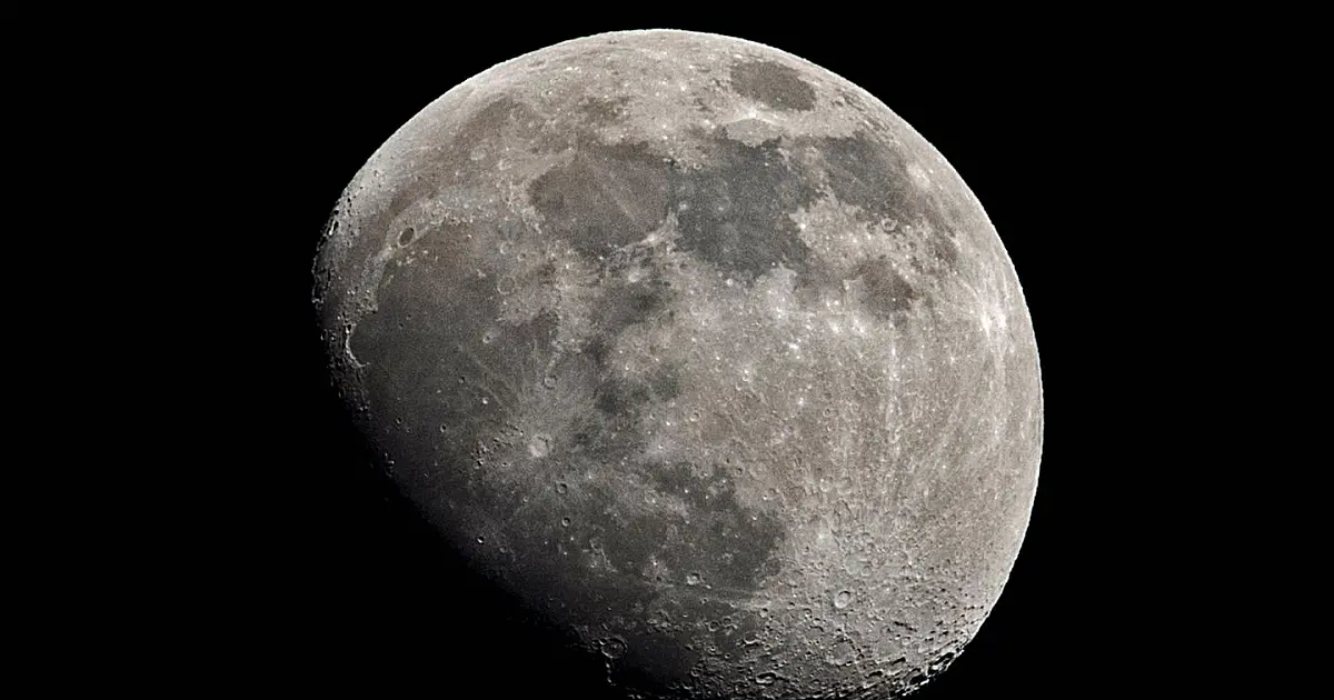Imagem da Lua Crescente no céu noturno