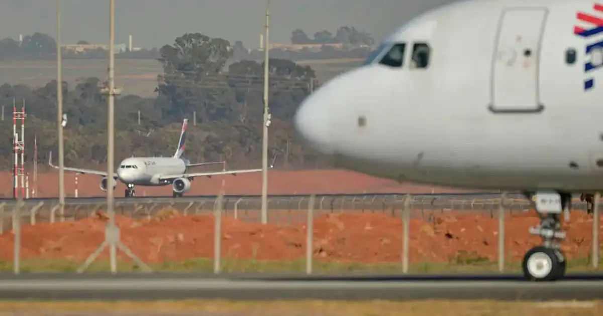 Avião em pista de aeroporto representando voo da Latam inspecionado após ameaça de bomba em Brasília