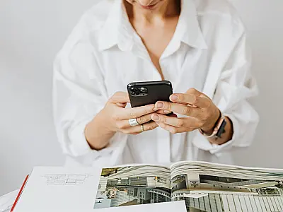 Publicações em redes sociais durante atestado médico podem gerar questionamentos trabalhistas.