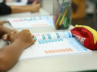 Brasil alcança 66% de crianças alfabetizadas até o 2º ano em 2025, superando meta de 64%.