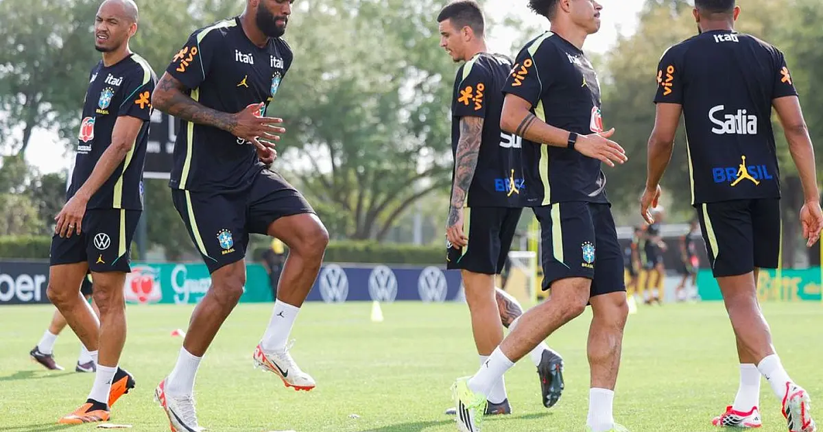 Jogadores da seleção brasileira treinando em campo durante preparação para amistoso.