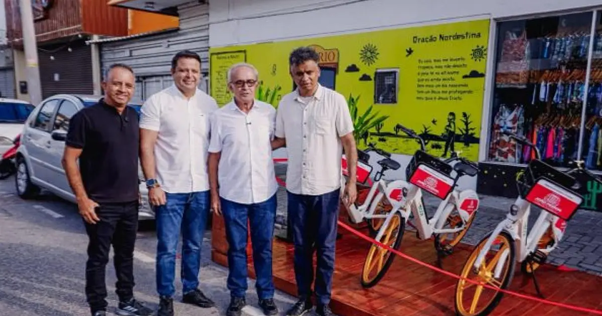 Prefeito de João Pessoa apresentando estação de bicicletas elétricas instalada na cidade.