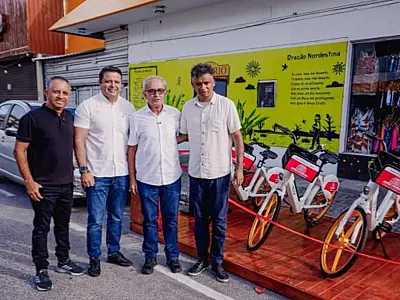 Prefeito Cícero Lucena apresenta estação de bicicletas elétricas em João Pessoa.