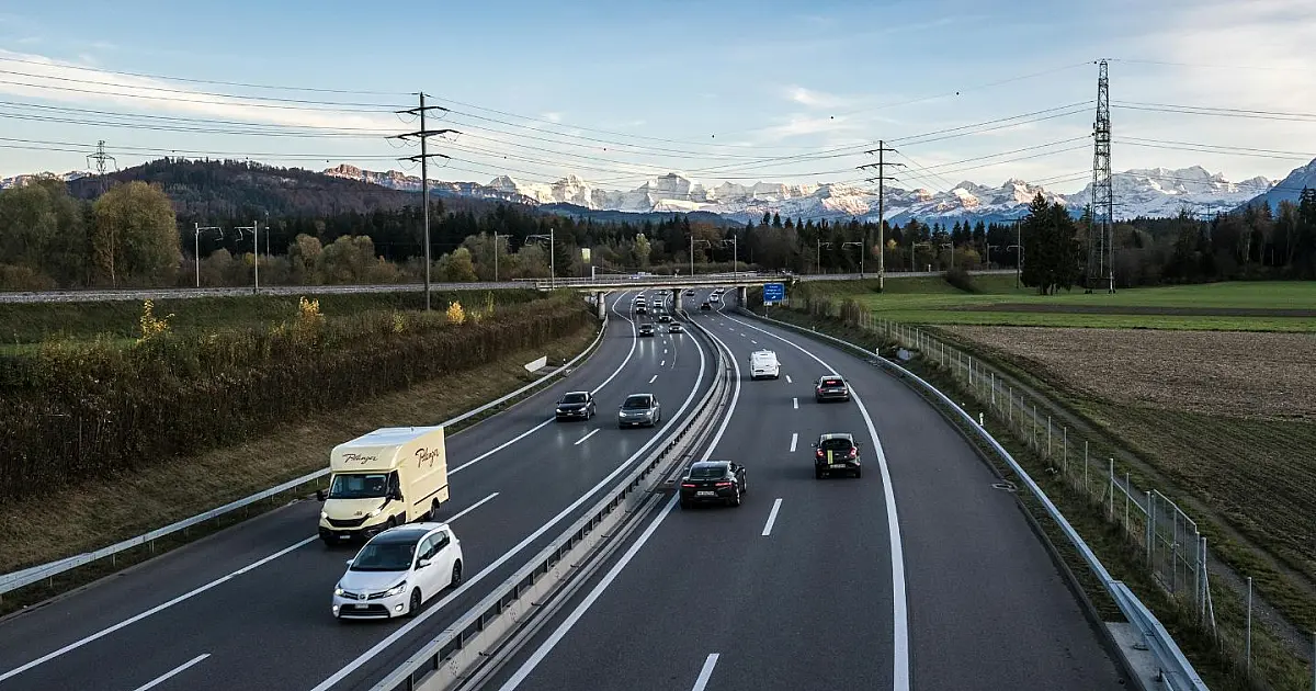 Vista aérea de rodovia com pista duplicada em região costeira