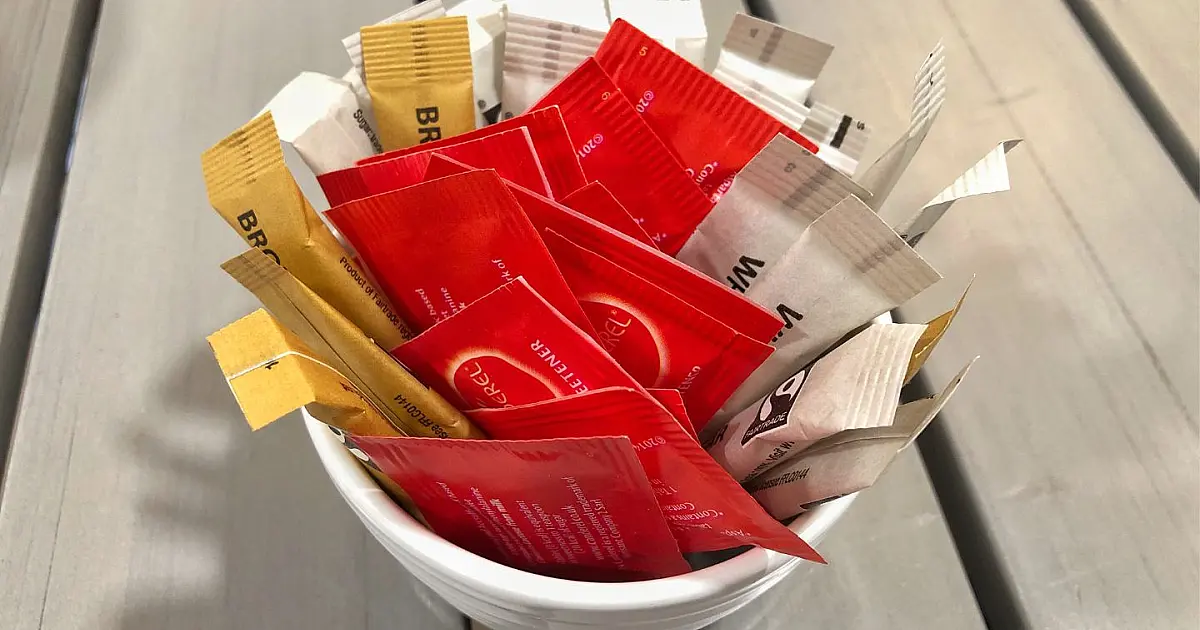 Sachês descartáveis de ketchup, mostarda e maionese usados em restaurantes.