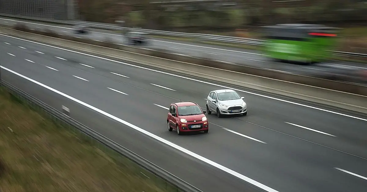 Carros circulando em rodovia com fluxo intenso de veículos