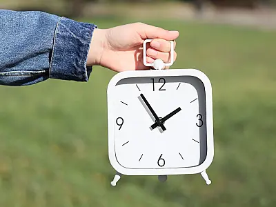 Mudança nos relógios marca início do horário de verão em vários países