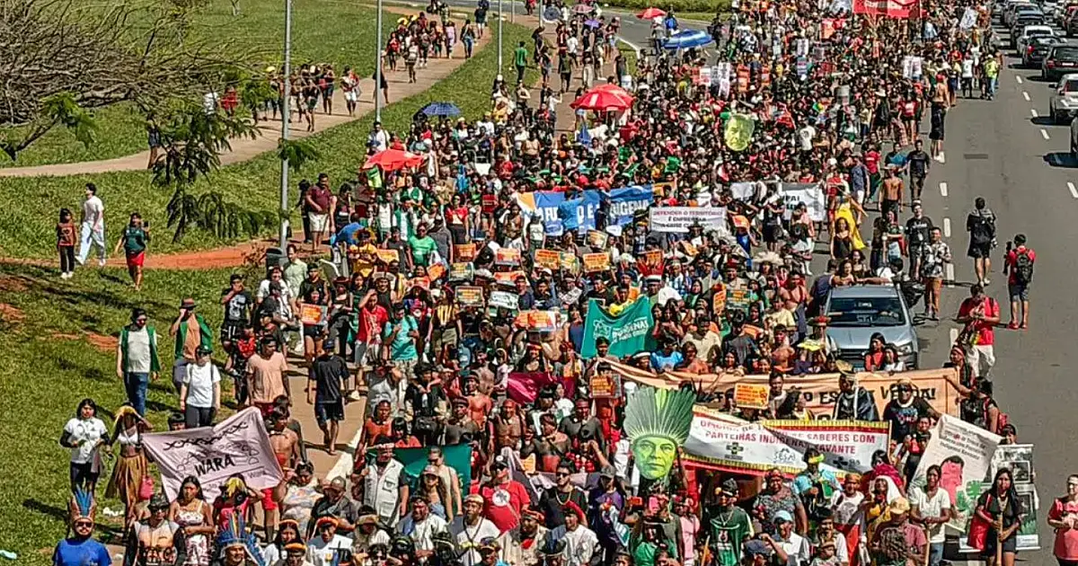 Indígenas participam de manifestação na Esplanada dos Ministérios em Brasília