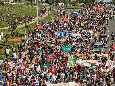 Indígenas participam de marcha na Esplanada durante mobilização em Brasília