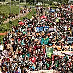 Indígenas realizam marcha na Esplanada durante Acampamento Terra Livre