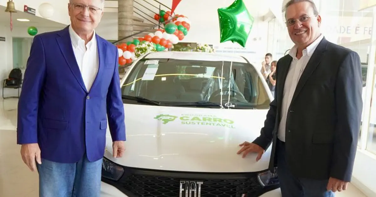 Geraldo Alckmin durante visita a concessionária em agenda sobre vendas de carros populares.