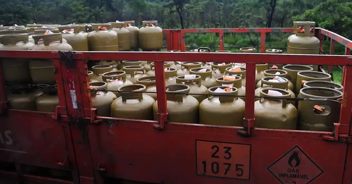 Caminhão transportando botijões de gás em operação de distribuição