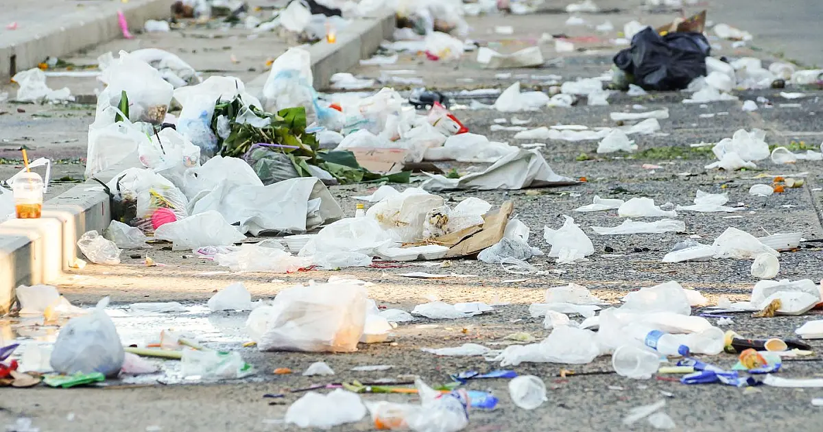 Rua com lixo descartado irregularmente em área urbana