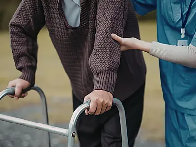 Sedentarismo e falta de exposição ao sol podem afetar a saúde óssea em idosos.