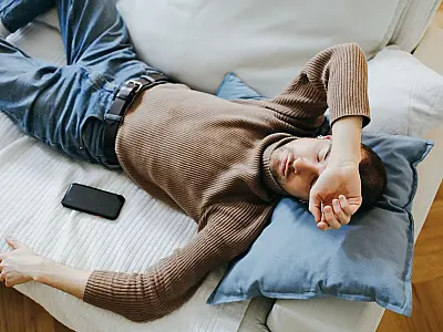 Adultos entre 18 e 64 anos precisam de sete a nove horas de sono por noite.