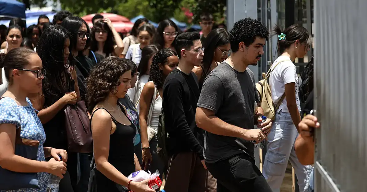 Decreto de Lula integra Enem ao Saeb para avaliar qualidade do ensino médio em todo o país