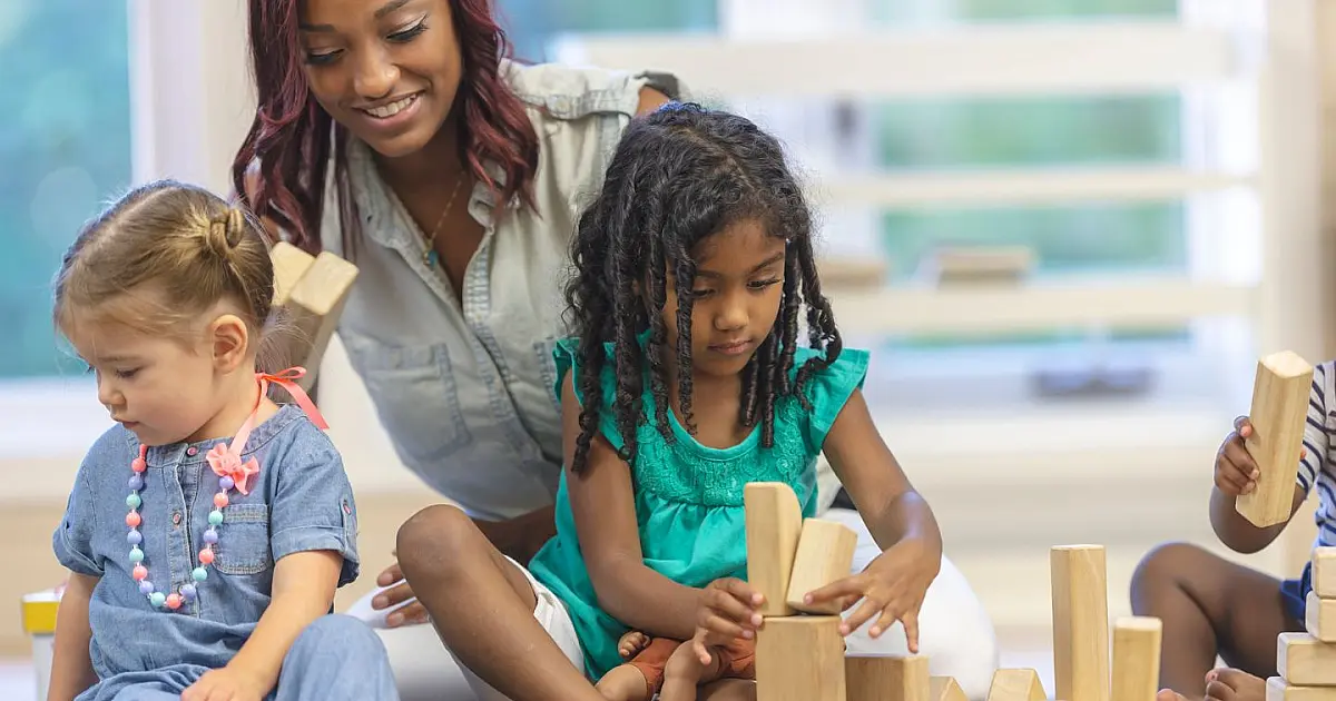 Crianças brincando com blocos em ambiente educativo