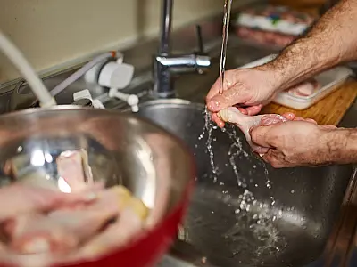 Lavar o frango cru antes do preparo pode aumentar risco de contaminação.