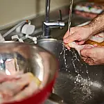 Por que lavar o frango antes de cozinhar não é recomendado