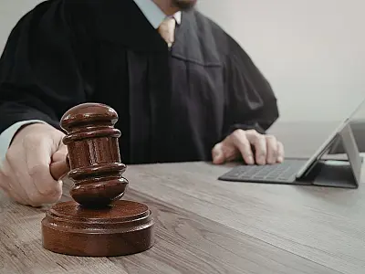 Decisão judicial determinou reconstrução de parede demolida após conflito entre proprietários.