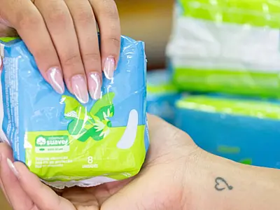 Distribuição de absorventes gratuitos amplia acesso à dignidade menstrual no Brasil