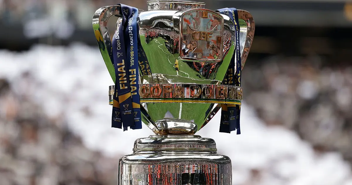 Taça da Copa do Brasil exibida durante evento oficial da CBF