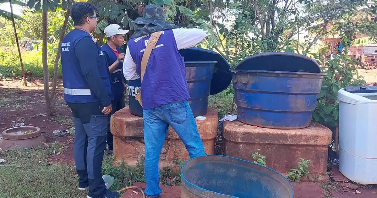 Agentes de saúde realizando ações de combate ao mosquito Aedes aegypti