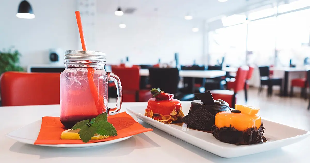 Sobremesa servida após almoço representando desejo por doce depois da refeição.