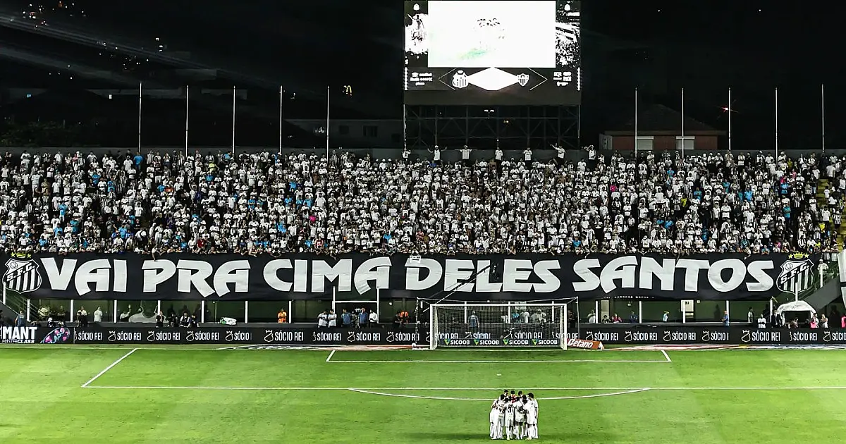 Jogadores do Santos em campo antes de partida pelo Campeonato Brasileiro.
