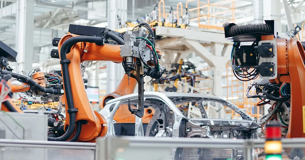 Linha de produção automotiva com robôs em fábrica moderna