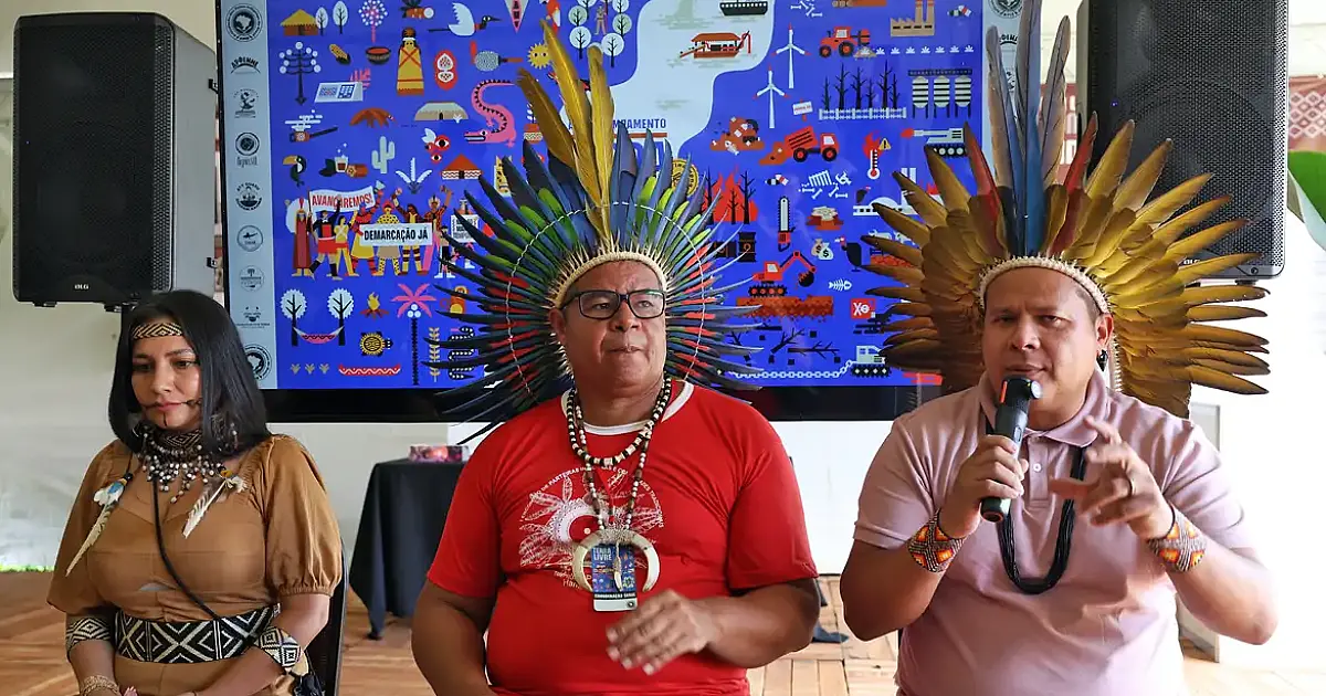 Indígenas pressionam Lula por demarcações em Brasília durante o 22º Acampamento Terra Livre