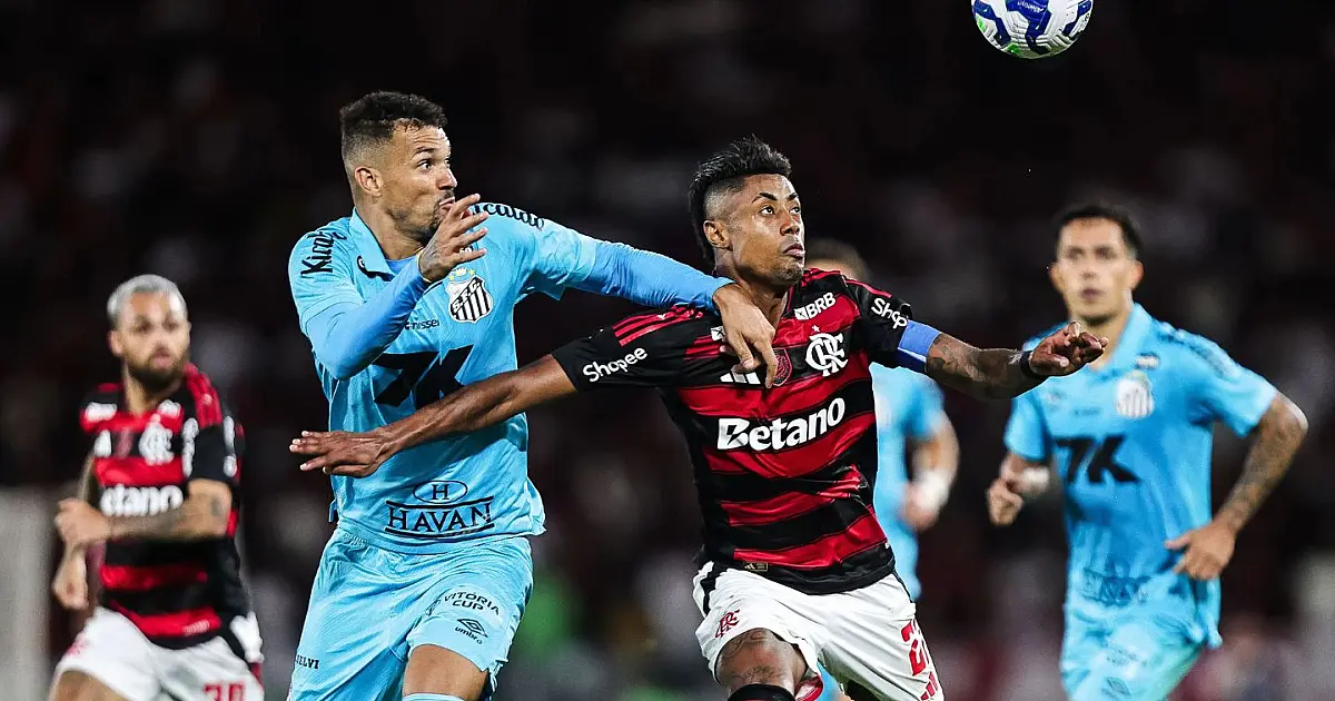 Jogadores de Flamengo e Santos em partida no estádio Maracanã
