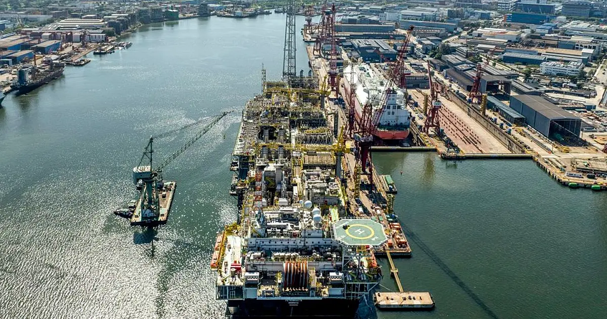Plataforma de petróleo em operação no litoral brasileiro