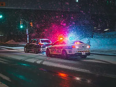 Motorista apresenta documentos durante abordagem de fiscalização em blitz.