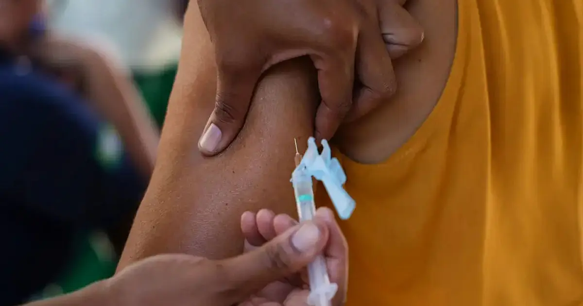 Aplicação de vacina em campanha de imunização no Brasil