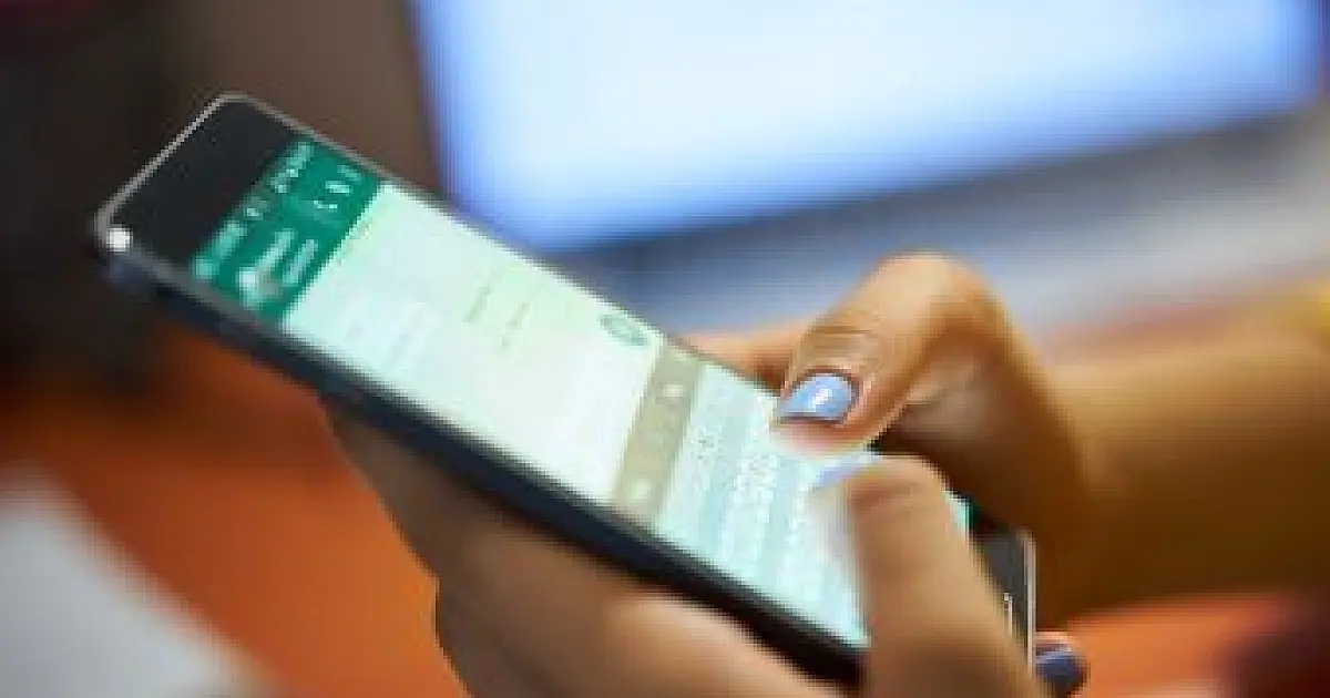 Pessoa digitando mensagem no celular em aplicativo de conversa