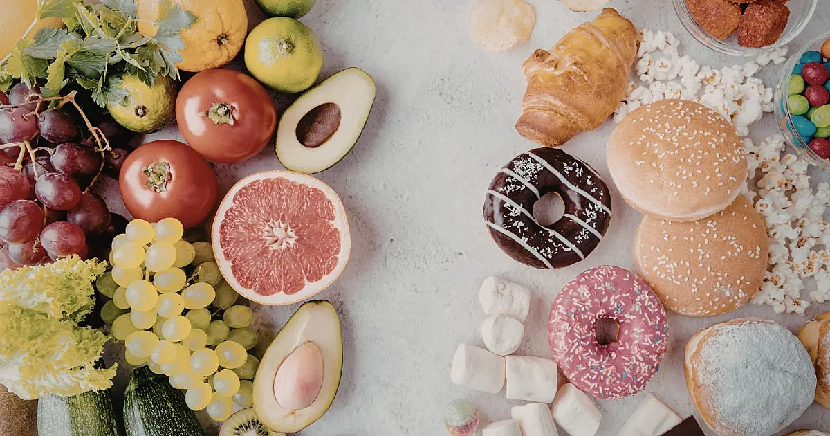 Comparação entre alimentos saudáveis e ultraprocessados representando impacto na saúde