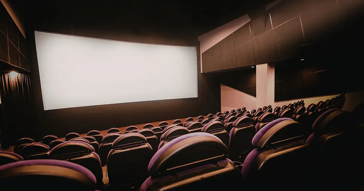 Sala de cinema vazia representando funcionamento de entretenimento em shoppings