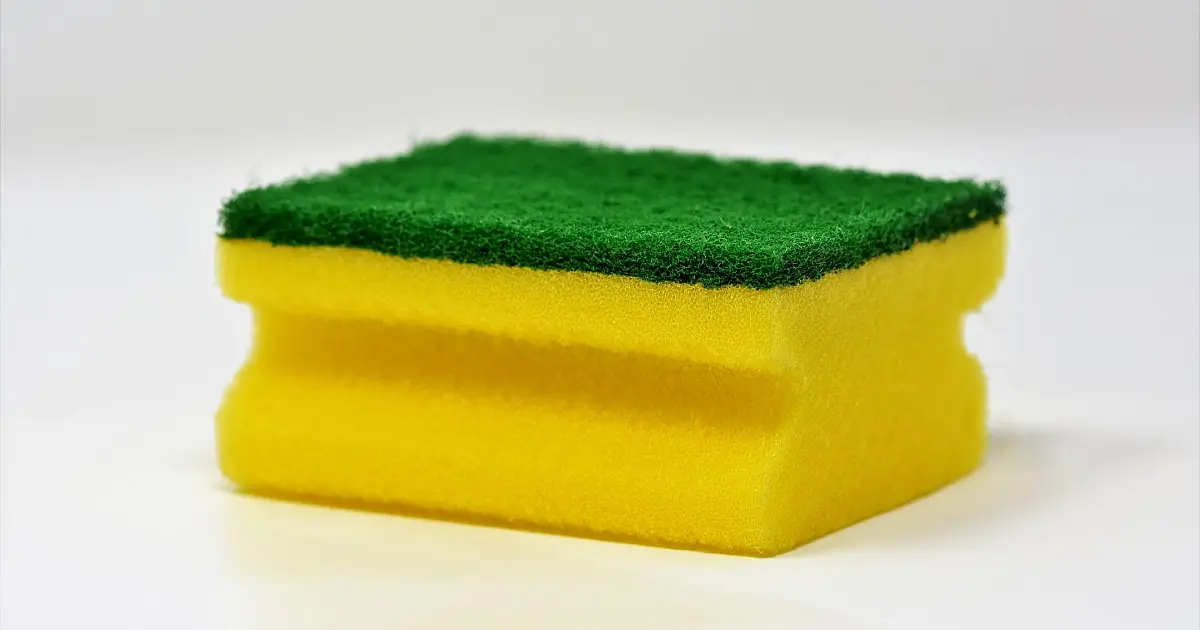 Esponja usada como truque doméstico dentro da máquina de lavar roupas.