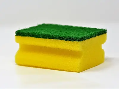 Esponja limpa pode ajudar a reter fiapos e pelos durante a lavagem.