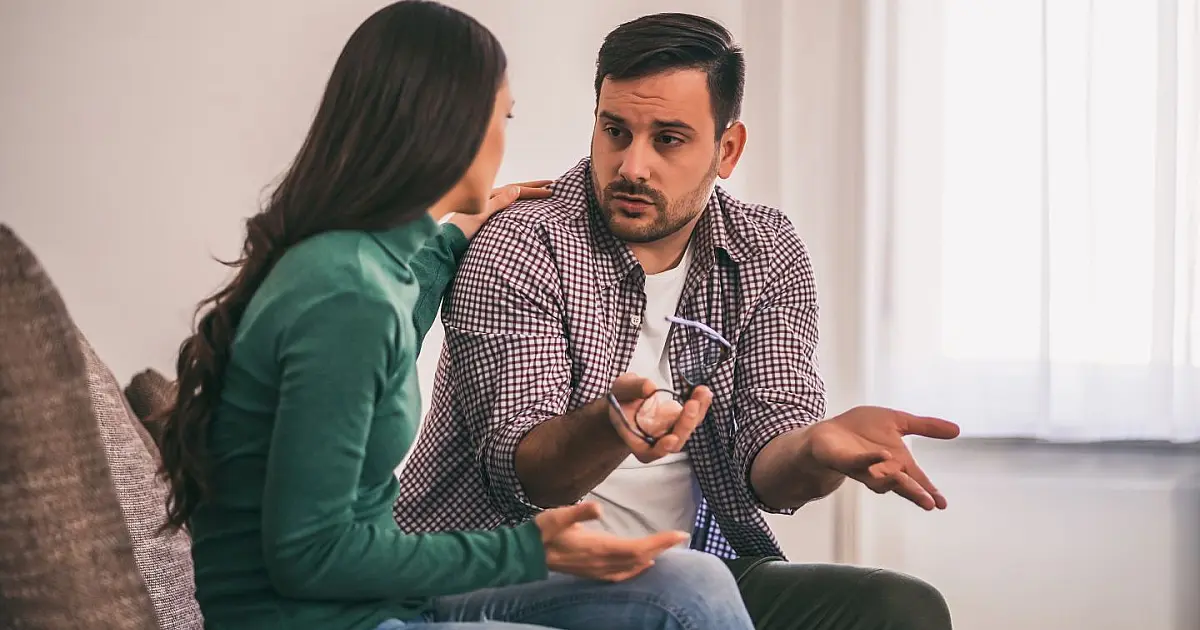 Casal conversando em casa demonstrando comunicação emocional