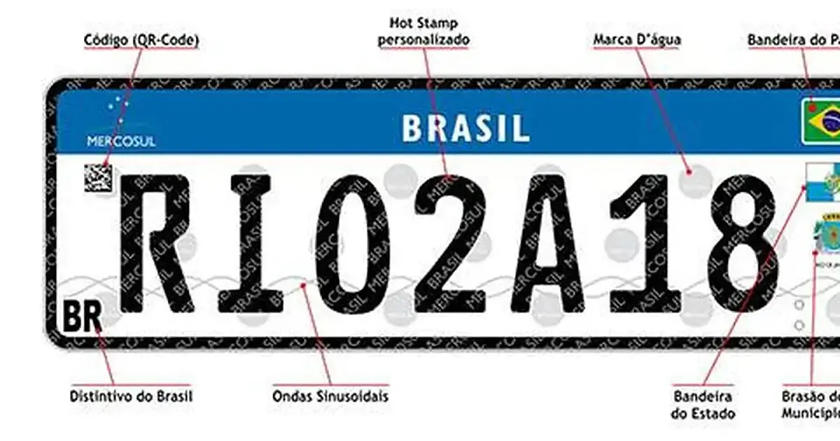 Placa Mercosul instalada em veículo com padrão atual de identificação.