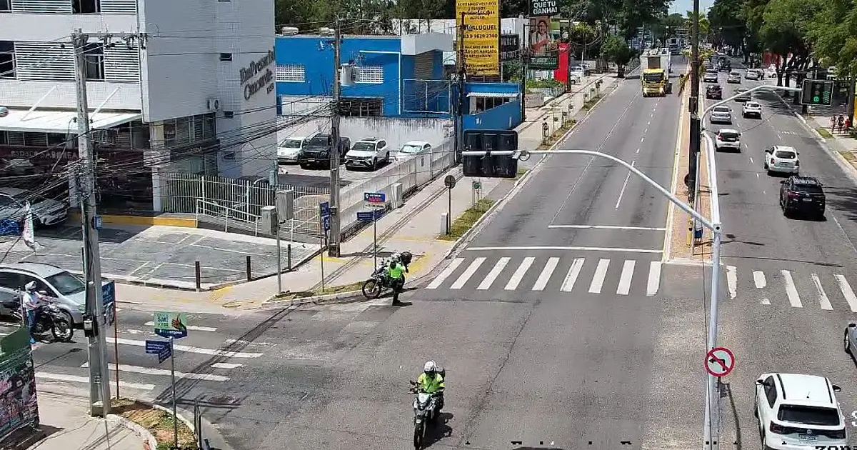 Semáforo em avenida de João Pessoa durante projeto de modernização do trânsito urbano.