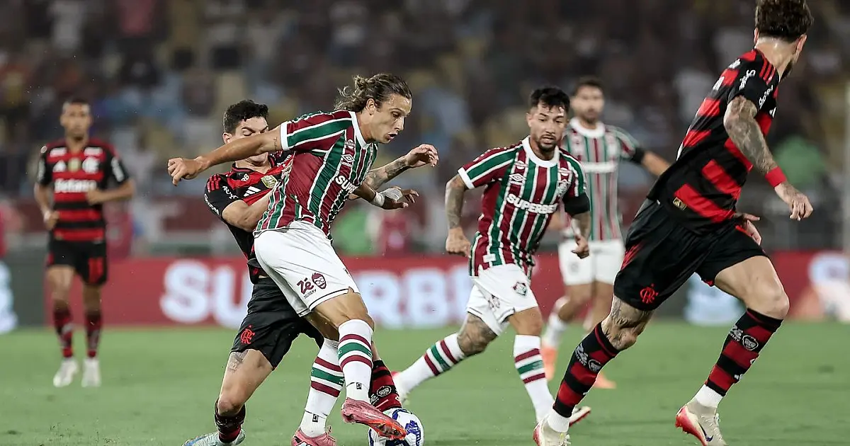 Jogadores de Fluminense e Flamengo em clássico pelo Brasileirão