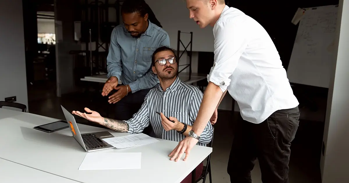 Profissionais trabalhando em escritório durante mudança na jornada de trabalho no Chile.