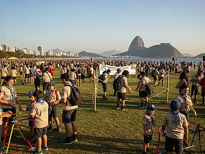 Milhares de crianças e jovens participam de atividades de integração e liderança no Aterro do Flamengo.