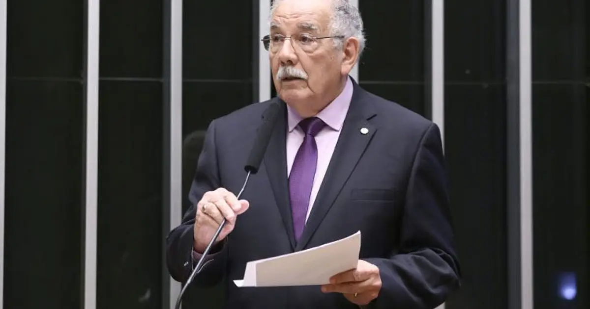 Deputado durante reunião da Comissão do Esporte que analisou projeto sobre clubes formadores.