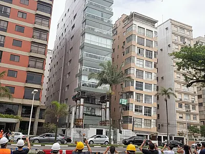 Santos possui centenas de edifícios com inclinação visível devido às características do solo.