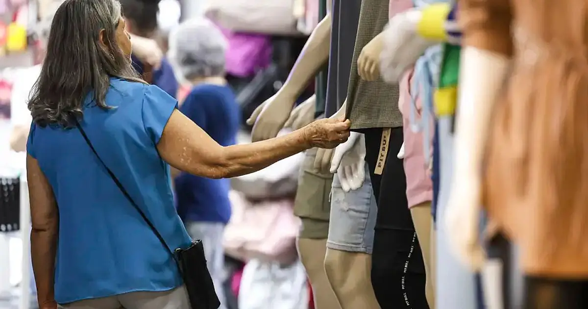 Idosos em atividade comercial representando crescimento da economia prateada no Brasil.